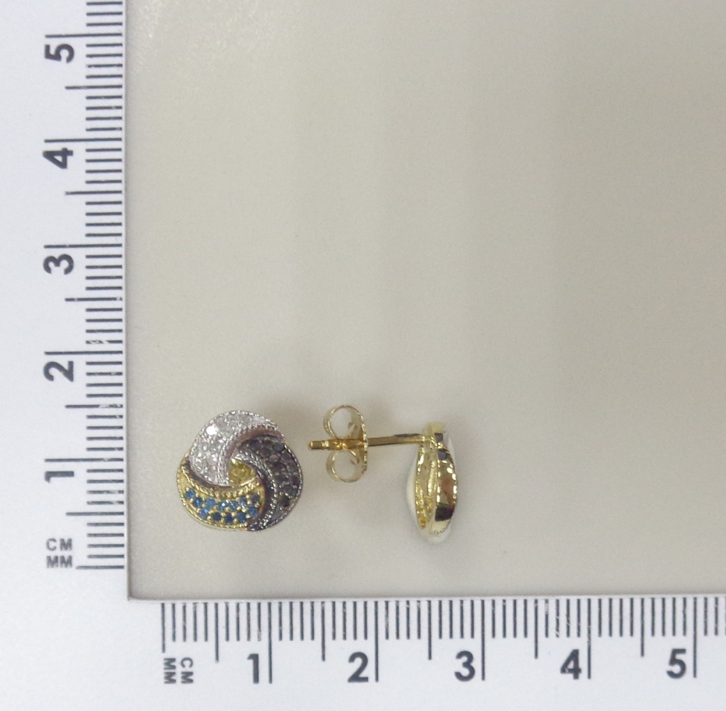 Серебряные серьги-пусеты с цветными бриллиантами